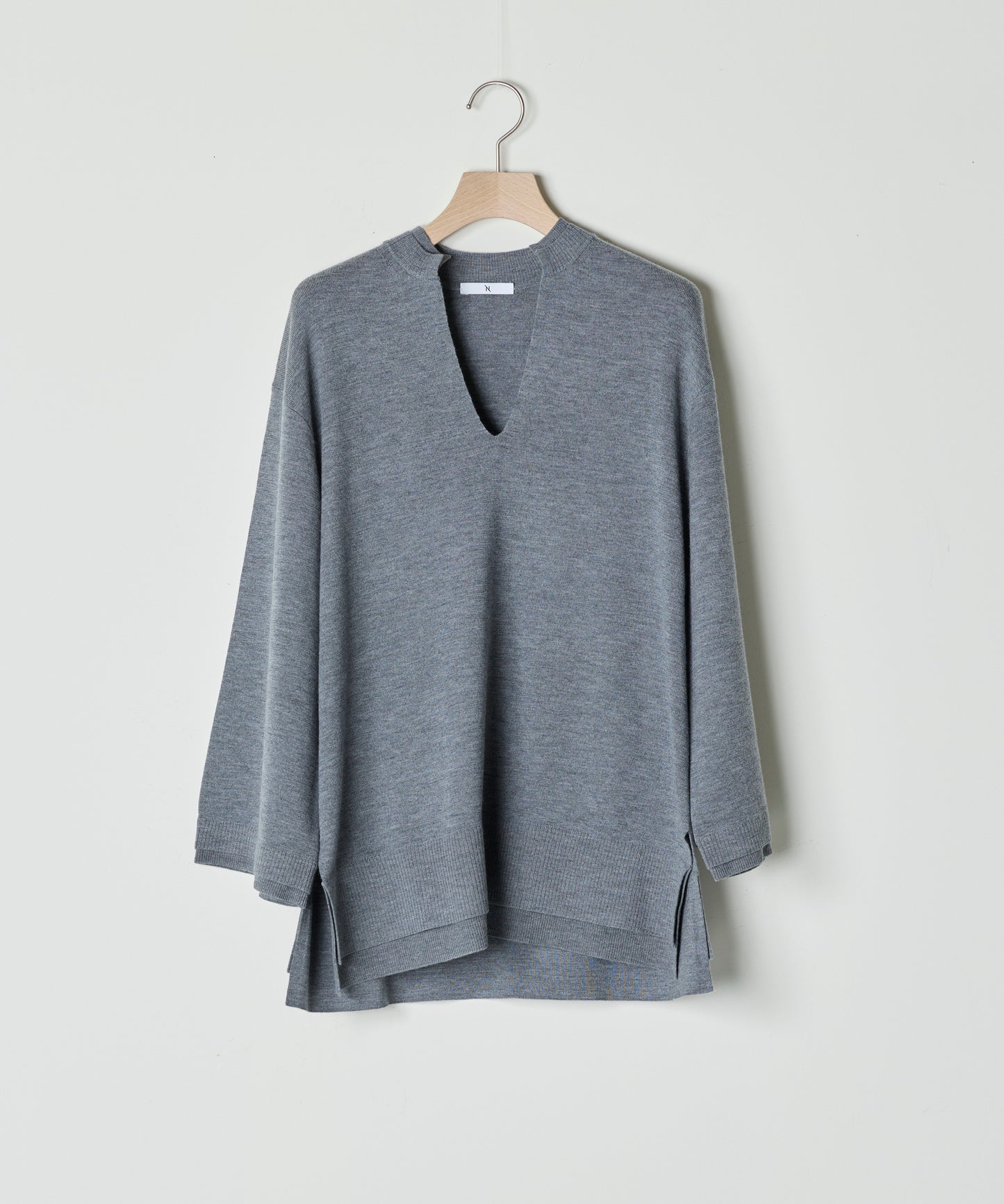 【26SS予約商品】Slit Neck Knit Top GREY