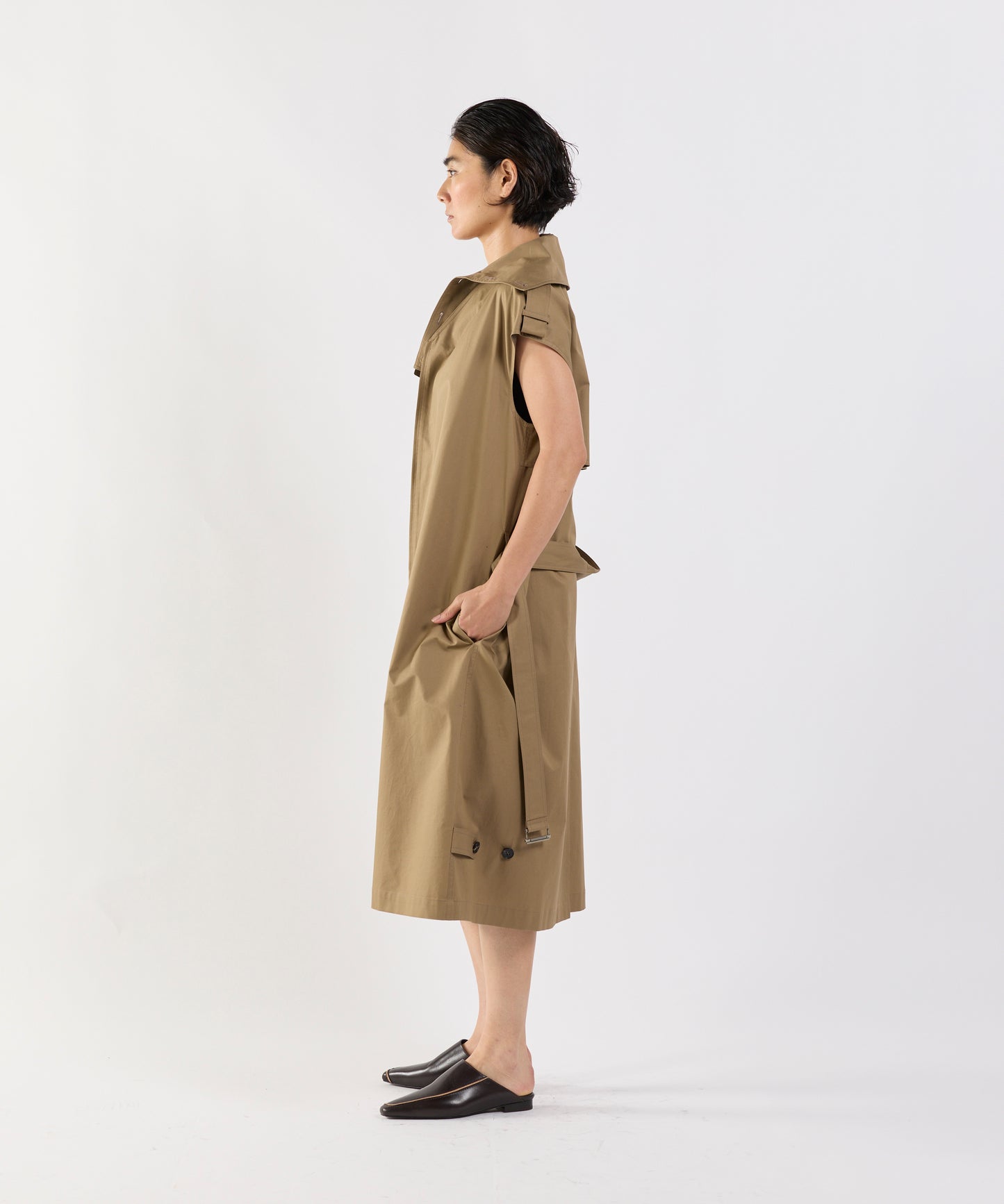 【26SS予約商品】Asymmetric Cape-Layer Dress L.BROWN