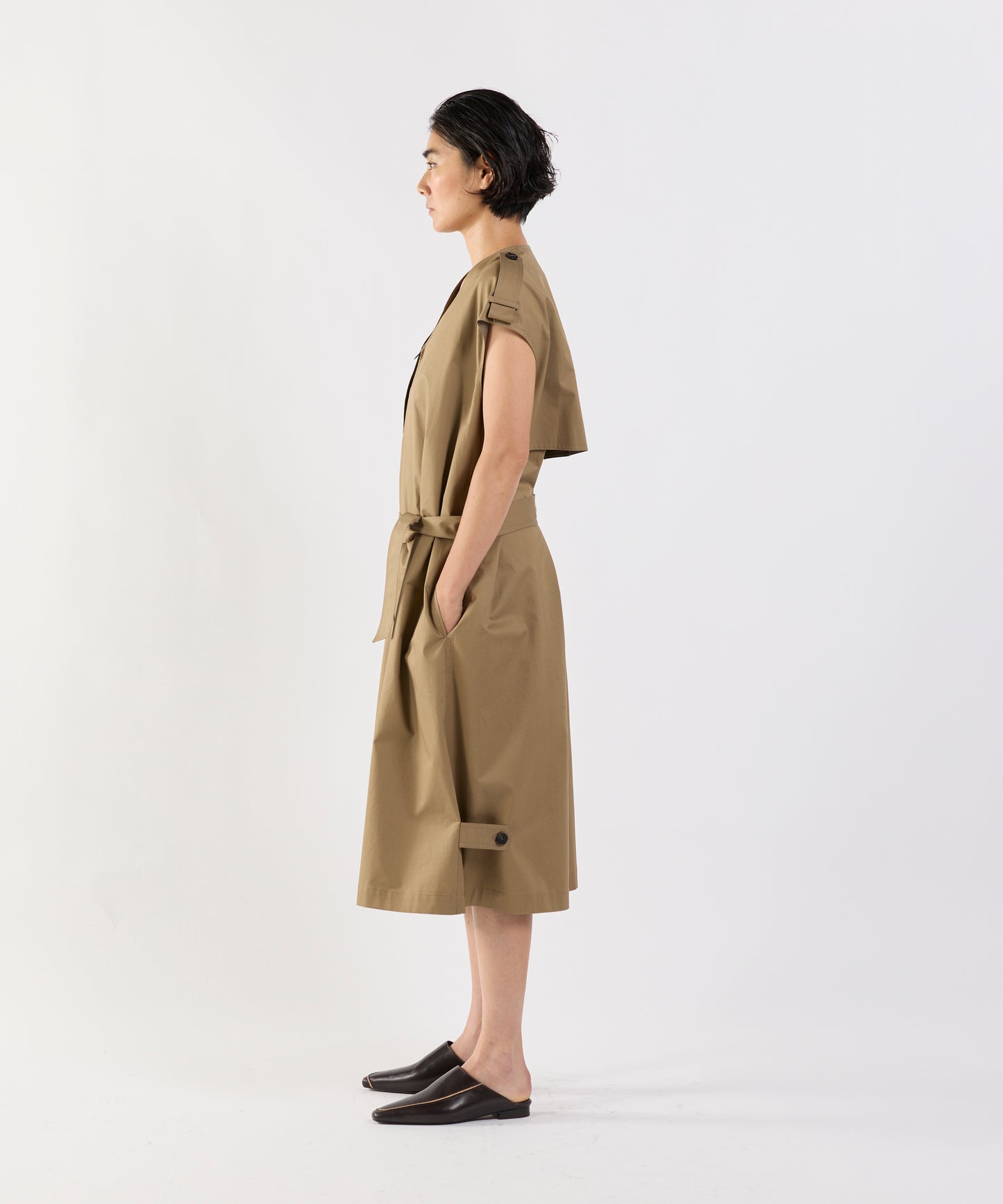 【26SS予約商品】Asymmetric Cape-Layer Dress L.BROWN