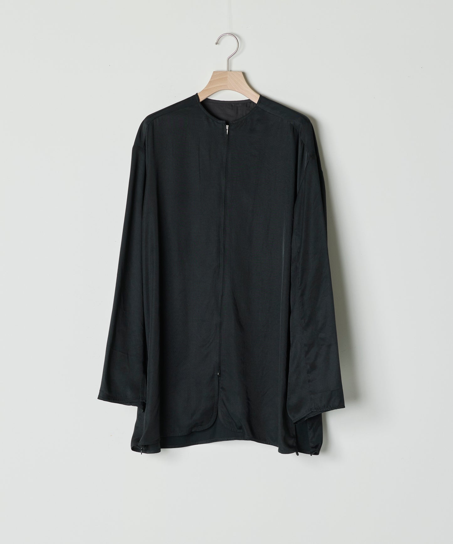 【26SS予約商品】Minimal Satin Zip-Up Blouse BLACK