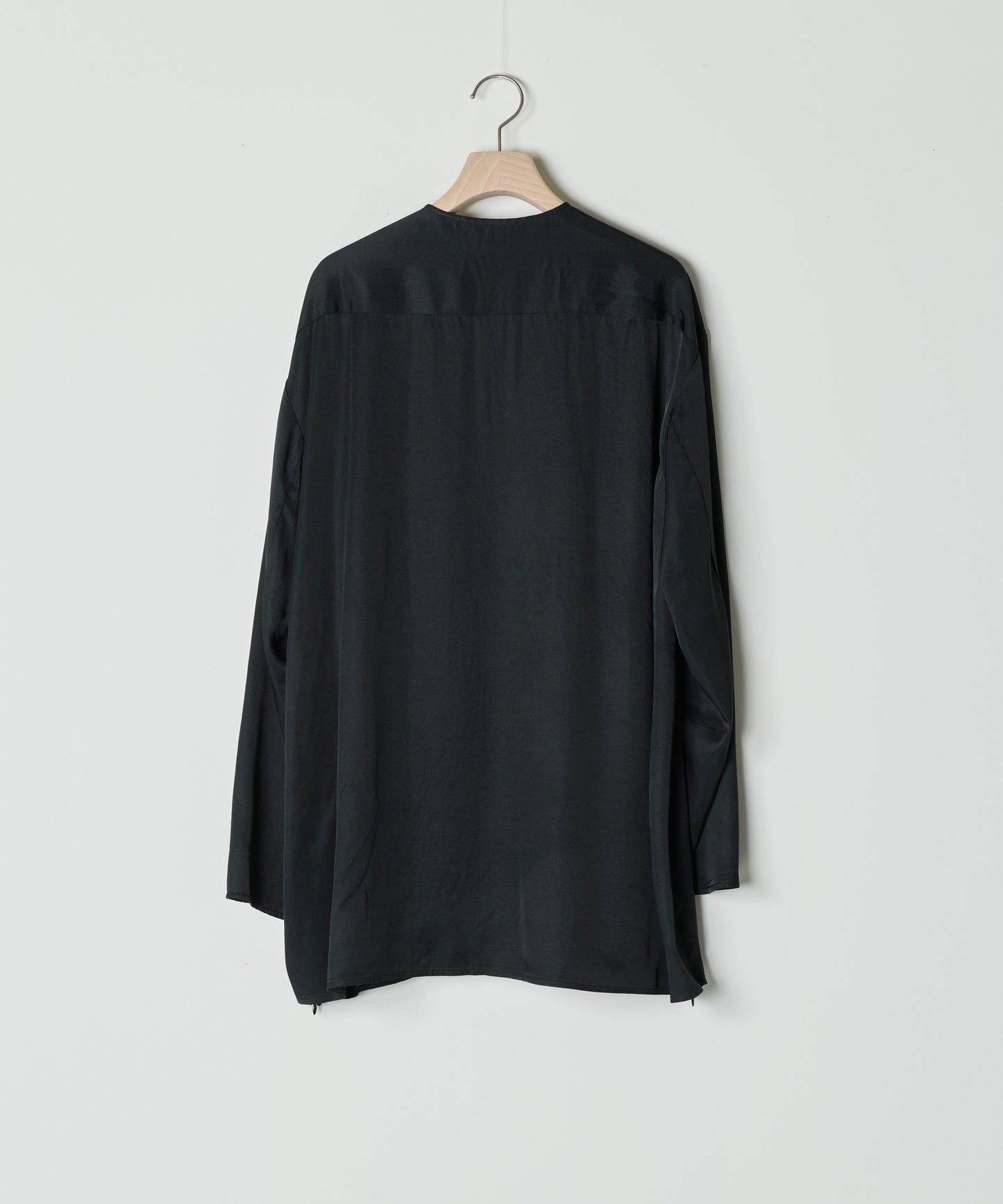 【26SS予約商品】Minimal Satin Zip-Up Blouse BLACK