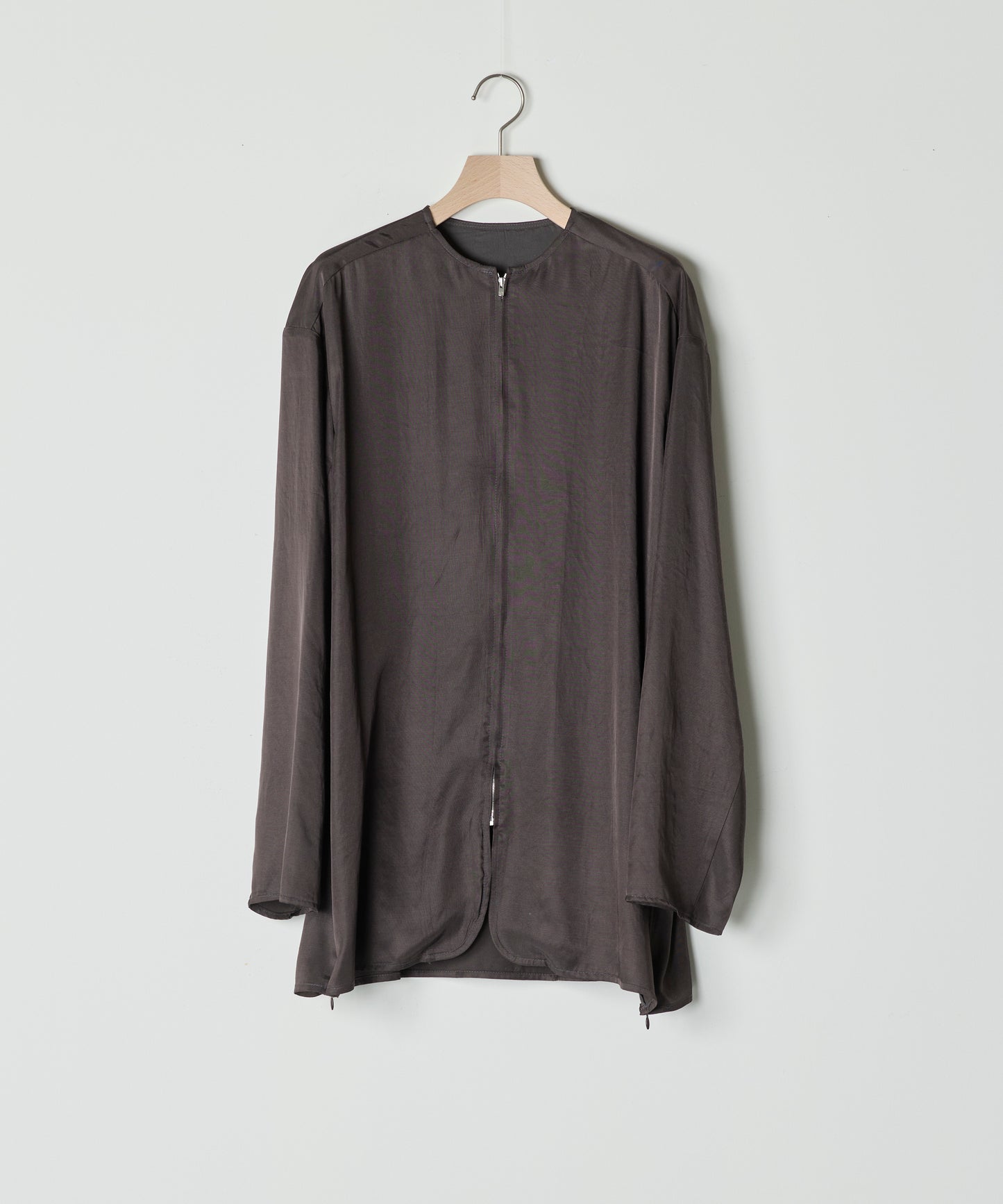【26SS予約商品】Minimal Satin Zip-Up Blouse BROWN