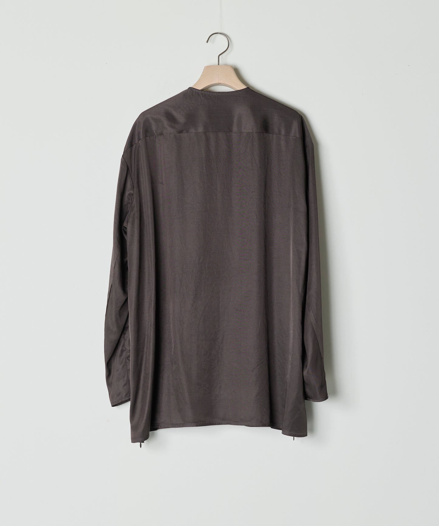 【26SS予約商品】Minimal Satin Zip-Up Blouse BROWN