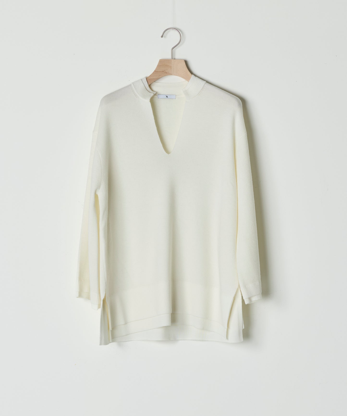 【26SS予約商品】Slit Neck Knit Top WHITE