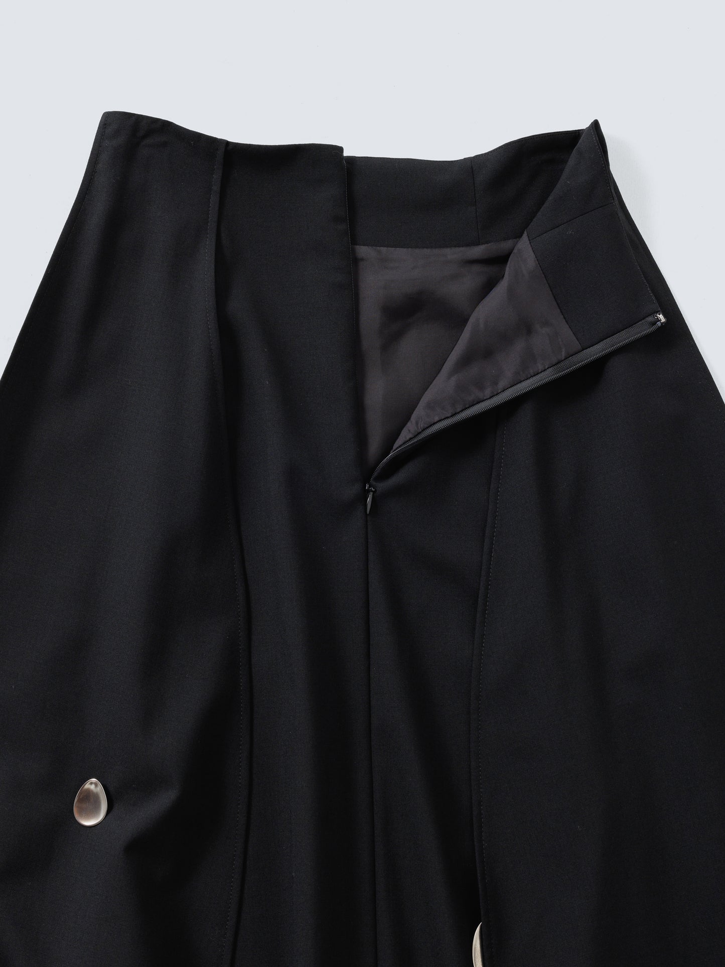 POTTERY BUTTON CURVE SKIRT BLACK