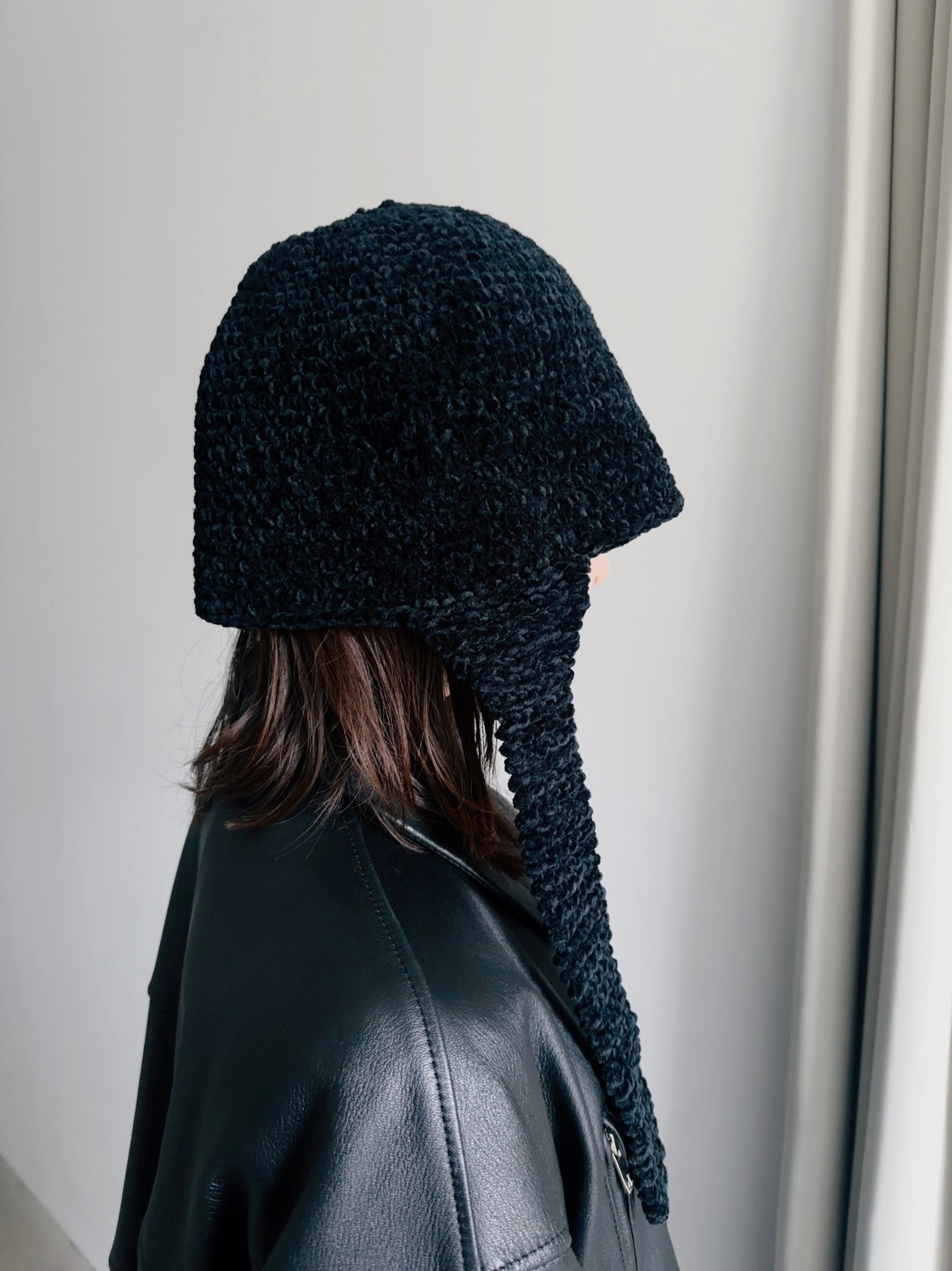 HANDKNIT STRAP HAT BLACK