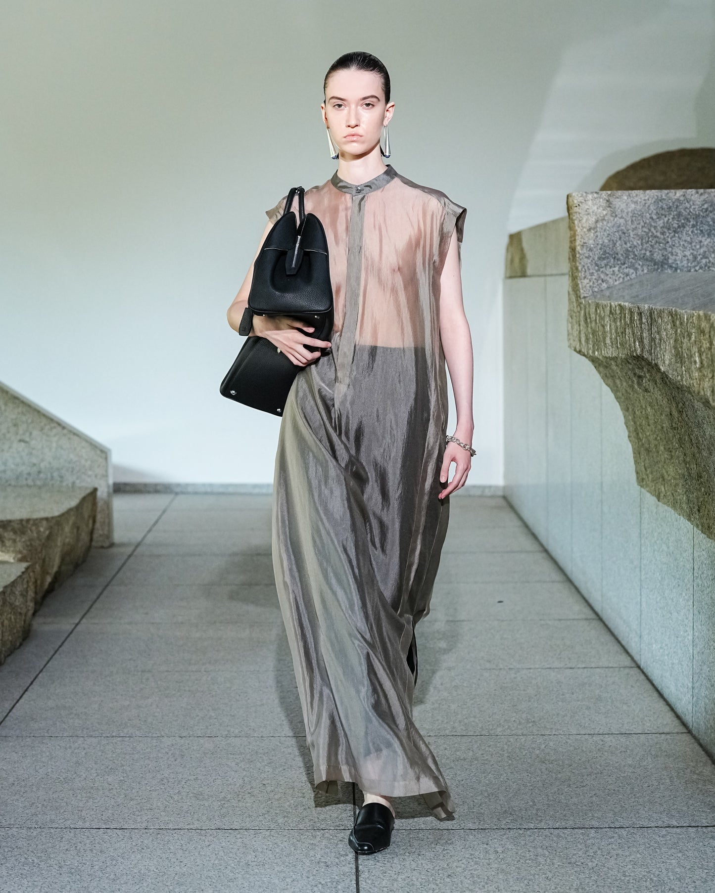 【26SS予約商品】Sleeveless Tuck Shirt Dress KHAKI