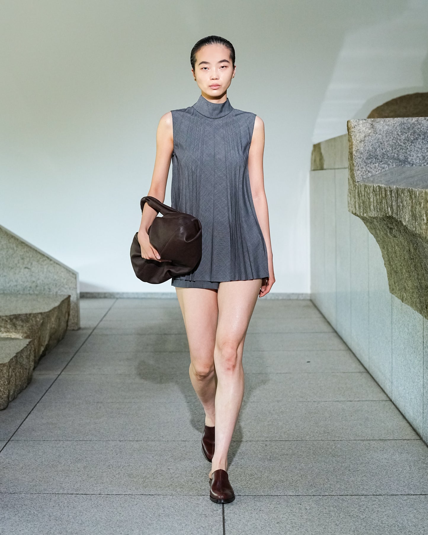 【26SS予約商品】Pleated High-Neck Sleeveless Top GREY