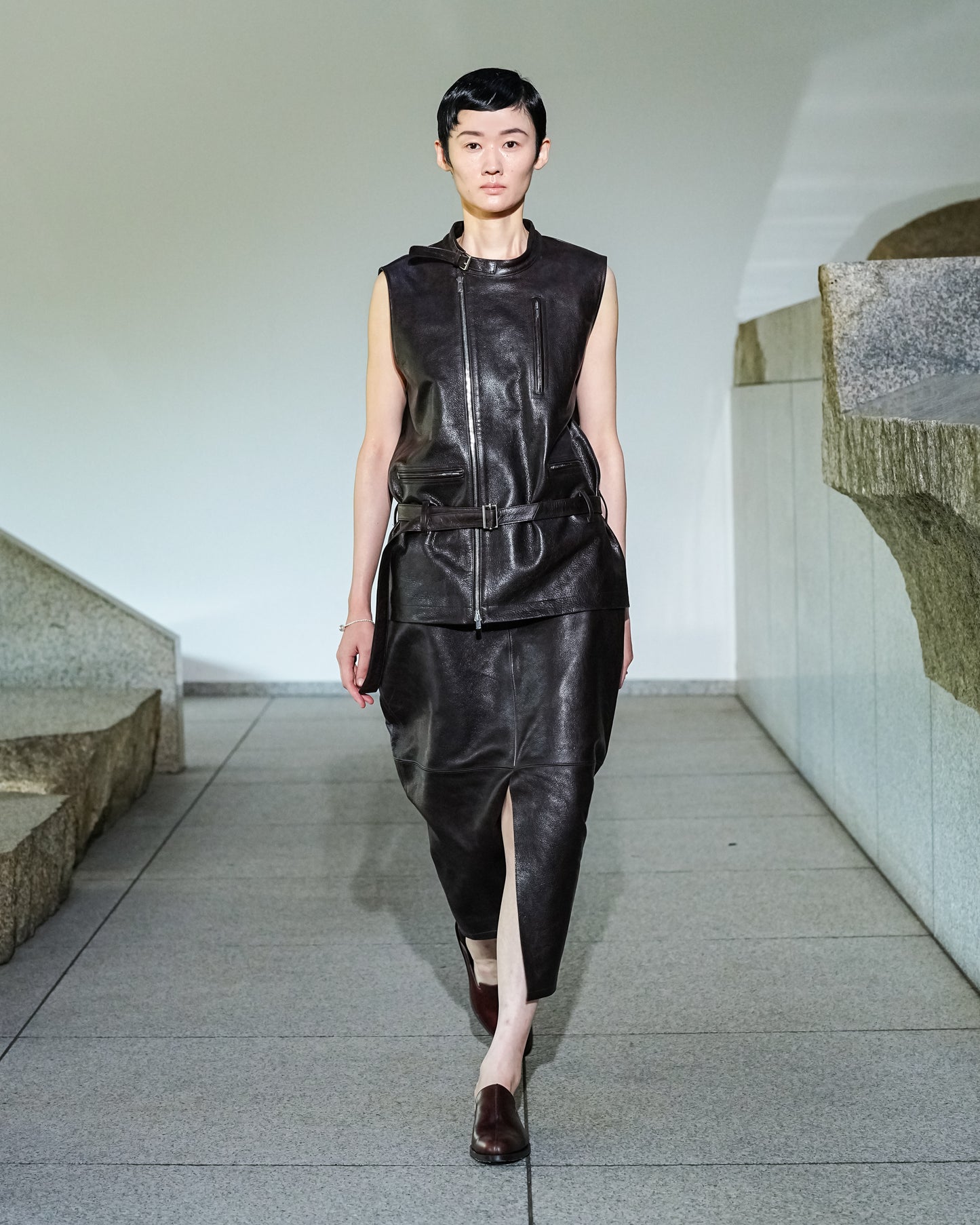 【26SS予約商品】Low-Waisted Belted Leather vest DK.BROWN