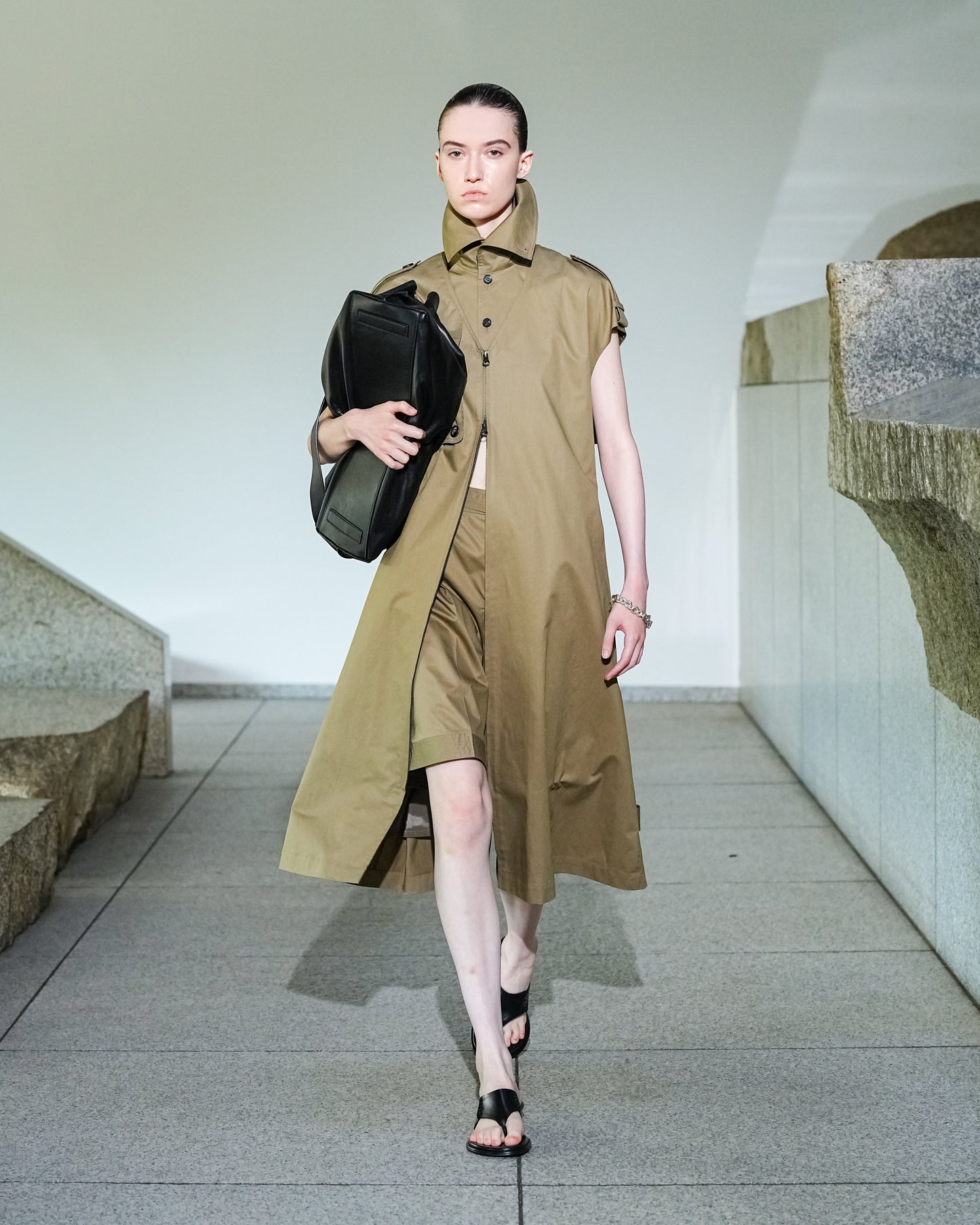 【26SS予約商品】Asymmetric Cape-Layer Dress L.BROWN